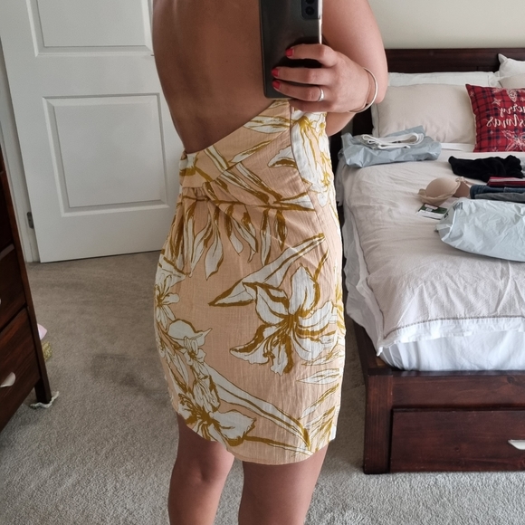 Backless Dress - Picture 4 of 6